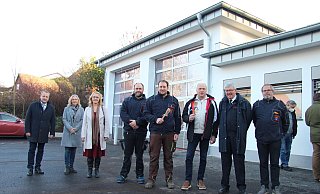 Endlich ist das Feuerwehrhaus in Stemmen fertig: Bürgermeister Mario Hecker (von links), Ute Seidemann , Andrea Feichtinger, Christian Dubbert, Christian Noltemeier, Heinrich Wischnewski, Udo Knaup und Heiner Puls sind zufrieden.  - Kirsten Fuhrmann
