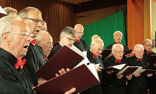 Der MGV Liederfreund Alverdissen beim Konzert 2016 in der Mehrzweckhalle. - Archivfoto: Sylvia Frevert