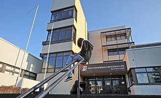 Das Felix-Fechenbach-Berufskolleg in Detmold sollte eigentlich laut Kreistagsbeschluss saniert werden. Doch ein Bonner Plaunugsbüro stellt dies nun noch einmal in Frage. - Archivfoto: Vera Gerstendorf-Welle