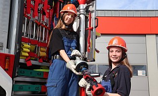 Auch schweres Gerät ist kein Problem. Für Lena Winkler (l.) und Selina Hoffmann sind darin geübt, mit der Technik (hier ein B-Hohlstrahlrohr) umzugehen. Foto: Knut Dinter - Knut Dinter Auch schweres Gerät ist kein Problem. Für Lena Winkler (l.) und Selina Hoffmann sind darin geübt, mit der Technik (hier ein B-Hohlstrahlrohr) umzugehen. Foto: Knut Dinter - Knut Dinter