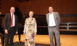 Rektor Prof. Dr. Thomas Grosse (links), Prorektorin Prof. Godelieve Schrama sowie Bürgermeister Frank Hilker Freuen sich auf die weitere Zusammenarbeit. - Hochschule für Musik Detmold/Plettenberg