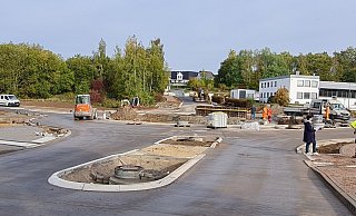 Die letzten Arbeiten werden verrichtet, bevor der Kreisel am kommenden Freitag, 28. Oktober, wieder freigegeben werden soll. - Marianne Schwarzer Die letzten Arbeiten werden verrichtet, bevor der Kreisel am kommenden Freitag, 28. Oktober, wieder freigegeben werden soll. - Marianne Schwarzer