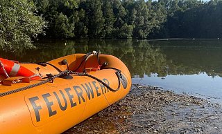 Die Feuerwehr hat am Dienstagabend einen ertrunkenen Schwimmer aus dem Meschesee geborgen. - Feuerwehr Detmold