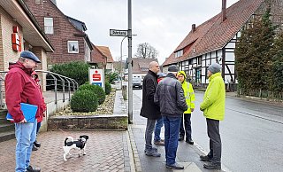 Mitglieder des SPD-Ortsvereins Langenholzhausen haben die Verkehrssituation im Ort unter die Lupe genommen. - SPD Langenholzhausen Mitglieder des SPD-Ortsvereins Langenholzhausen haben die Verkehrssituation im Ort unter die Lupe genommen. - SPD Langenholzhausen