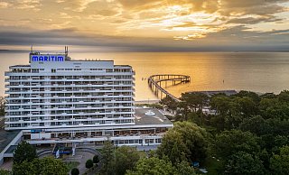 Die neue Seebrücke am Maritim-Hotel in Timmendorfer Strand reicht weit in die Ostsee hinein. - Maritim-Hotelgruppe Die neue Seebrücke am Maritim-Hotel in Timmendorfer Strand reicht weit in die Ostsee hinein. - Maritim-Hotelgruppe