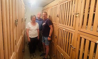 Beinahe wie Legebatterien wirken die Fächer hinterm Holz, die (von links) Angelika Tewesmeier, Walter Tölle und Klaus Föste präsentieren. Hinter den Holzverschlägen verbergen sich 100, 200 und 300 Liter Fassungsvermögen. - Silke Buhrmester