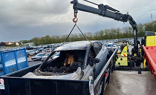 Der ausgebrannte E-Audi wird in seine "Wanne" gehoben. - Stephan Böke Der ausgebrannte E-Audi wird in seine "Wanne" gehoben. - Stephan Böke