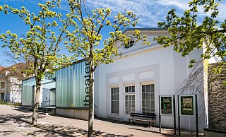 Das Kur- und Stadttheater grenzt direkt ans Kurhaus. - Artur Neumann
