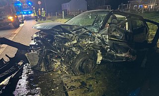 Das Auto ist völlig zerstört auf dem Grünstreifen zum Stehen gekommen. - Feuerwehr Extertal