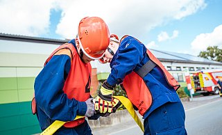 Die Jugendfeuerwehr bei der Schnelligkeitsübung. - FreitagTV Die Jugendfeuerwehr bei der Schnelligkeitsübung. - FreitagTV