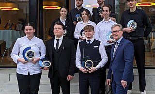 Die Siegerinnen und Sieger Vivien Steinmair, Maximilian Christoph und Marvin Ernst mit Dehoga-Lippe-Präsident Holger Lemke (vorne von links) sowie Kristina Havlitska, Alessia Gioia, Lorenz Risse (Mitte von links) und Jason Kröker, Emil Möller und Luc Kiefer (hinten von links). - Dehoga Lippe
