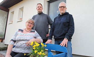 Wählergemeinschaft ohne Fraktionszwang, aber mit rundem Geburtstag: Vereinsvorsitzende Brigitte Lähnemann (von links), Fraktionsvorsitzender Ingo Mühlenmeier und Vereinsvize Frank Puls von den UKB. - Jens Rademacher