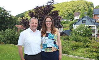 Mario Hecker - hier mit seiner Frau Melanie Hecker - will 2025 erneut als Kalletaler Bürgermeister kandidieren. Möglich mache das auch der Rückhalt seiner Frau und seiner Familie. - Jens Rademacher Mario Hecker - hier mit seiner Frau Melanie Hecker - will 2025 erneut als Kalletaler Bürgermeister kandidieren. Möglich mache das auch der Rückhalt seiner Frau und seiner Familie. - Jens Rademacher
