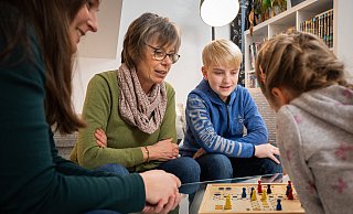 Ein ehrenamtliches Engagement kann die Generationen verbinden. Zum Beispiel dann, wenn ältere Menschen Kinder betreuen oder ihnen ihr Wissen weitergeben. - Symbolfoto: Benjamin Nolte/dpa Ein ehrenamtliches Engagement kann die Generationen verbinden. Zum Beispiel dann, wenn ältere Menschen Kinder betreuen oder ihnen ihr Wissen weitergeben. - Symbolfoto: Benjamin Nolte/dpa