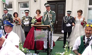 Präsident Lutz Brakemeier hält seine Eröffnungsrede. Ihm zur Seite stehen König Gerhard Lahmann und Königin Ines Wahle, flankiert vom Thronpaar Carsten Wahle und Helga Lahrmann sowie dem Adjutantenpaar Stefan und Jutta Rogall. - Rudi Rudolph Präsident Lutz Brakemeier hält seine Eröffnungsrede. Ihm zur Seite stehen König Gerhard Lahmann und Königin Ines Wahle, flankiert vom Thronpaar Carsten Wahle und Helga Lahrmann sowie dem Adjutantenpaar Stefan und Jutta Rogall. - Rudi Rudolph