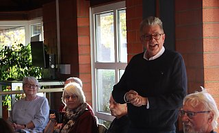 Alt-Bürgermeister Gerhard Schemmel gab im Erzählcafé Geschichten aus seiner 21-jährigen Amtszeit als hauptamtlicher Bürgermeister zum Besten. - Birgit Guhlke