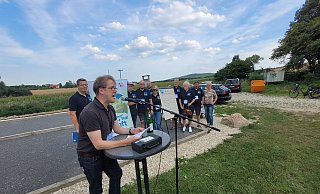 Pfarrer Holger Tessnow liest bei der Generalprobe die Lotta-Geschichte vor, hinten stehen (von links) Frank Drexhage, Wolfgang Thevis, Lukas Schlink, Lucas Wiesedeppe, Kathrin Drexhage, Manfred Kalkreuter, Gebhard Rösler und Petra Niederdorf. - Astrid Sewing