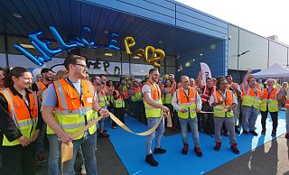 Standortleiter René Hille (rechts, mit Schere) und sein Stellvertreter Robert Koller eröffnen den Amazon-Standort PAD2 im Industriepark Lippe bei Belle. - Jost Wolf