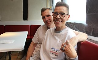 Ina und Sascha Thomas, Stellvertreterin und Vorsitzender des Vereins "Lipper für Lipper", stecken gerade mit vielen helfenden Händen mitten in den Renovierungsarbeiten. Das Fachwerkhaus in der Krummen Straße, das die vergangenen Jahre ein koreanisches Restaurant beherbergt hat, wird gerade in ein Sozialcafé umgewandelt. - Janet König Ina und Sascha Thomas, Stellvertreterin und Vorsitzender des Vereins "Lipper für Lipper", stecken gerade mit vielen helfenden Händen mitten in den Renovierungsarbeiten. Das Fachwerkhaus in der Krummen Straße, das die vergangenen Jahre ein koreanisches Restaurant beherbergt hat, wird gerade in ein Sozialcafé umgewandelt. - Janet König