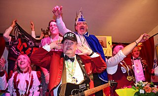 Elferrats-Präses Rüdiger Scheuß dreht an der Gitarre mit dem Prinzenpaar Michi I. (Holtmann) und Sandy I. (Gerke) zu der Musik von ACDC richtig auf. - Nicole Ellerbrake Elferrats-Präses Rüdiger Scheuß dreht an der Gitarre mit dem Prinzenpaar Michi I. (Holtmann) und Sandy I. (Gerke) zu der Musik von ACDC richtig auf. - Nicole Ellerbrake