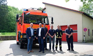 Die beiden Bürgermeister Frank Meier (Extertal, von links) und Friso Veldink (Dörentrup), Christoph Ungermann (Leiter Feuerwehr Dörentrup), Robin Brand (Leiter Feuerwehr Extertal), Benjamin Rehme (Feuerwehr Extertal) und Kevin Elliott (stellvertretender Pressesprecher Feuerwehr Dörentrup) sind froh, eine schnelle Lösung für den Löschzug Linderhofe gefunden zu haben. Das eigene Fahrzeug wird erst in vier bis sechs Wochen wieder einsatzbereit sein. - Lorraine Brinkmann