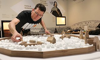 Ulrich Haselhuhn nimmt beim Aufbau letzte Handgriffe am Stadtmodell in der stadtgeschichtlichen Dauerausstellung in der Wandelhalle vor. Dieser sogenannte Medientisch soll in Zukunft attraktiver werden, beispielsweise durch Projektionen. - Alexandra Schaller Ulrich Haselhuhn nimmt beim Aufbau letzte Handgriffe am Stadtmodell in der stadtgeschichtlichen Dauerausstellung in der Wandelhalle vor. Dieser sogenannte Medientisch soll in Zukunft attraktiver werden, beispielsweise durch Projektionen. - Alexandra Schaller