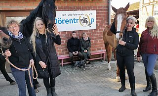 Der neue Vorstand des Reit- und Fahrvereins Dörentrup um (von links) Sabine Klaas (2. Kassenwartin), Romanie König (Geschäftsführerin), Stefan Eikermann (Kassenwart), Thea Antkewitz (Pressewartin), Jasmin Bohn (stellvertretende Vorsitzende) und Eveline Sigges (Schriftführerin). Auf dem Foto fehlen: Vorsitzender Steve Menzel, Jugendwartin Tanja Menzel und Tierschutzbeauftragte Heike Skowronek. - Sylvia Frevert Der neue Vorstand des Reit- und Fahrvereins Dörentrup um (von links) Sabine Klaas (2. Kassenwartin), Romanie König (Geschäftsführerin), Stefan Eikermann (Kassenwart), Thea Antkewitz (Pressewartin), Jasmin Bohn (stellvertretende Vorsitzende) und Eveline Sigges (Schriftführerin). Auf dem Foto fehlen: Vorsitzender Steve Menzel, Jugendwartin Tanja Menzel und Tierschutzbeauftragte Heike Skowronek. - Sylvia Frevert