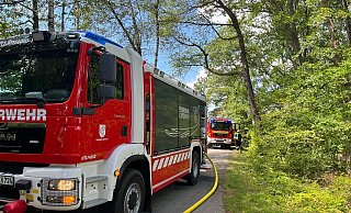 100 Quadratmeter Wiese stehen an der Hohen Asch in Flammen. Die Extertaler Feuerwehr löscht den Brand schnell. - Löschzug Bösingfeld