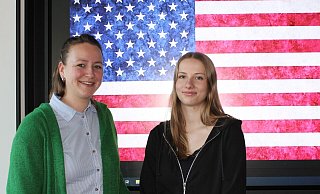 Englischlehrerin Susanne Löblein (links) verteilte in ihrer Realschulklasse in Steinheim die Flyer fürs Stipendium, Leandra Grube war Feuer und Flamme für die Idee, ein Jahr in die USA zu gehen. Und sie erhielt den Zuschlag. - Realschule Steinheim Englischlehrerin Susanne Löblein (links) verteilte in ihrer Realschulklasse in Steinheim die Flyer fürs Stipendium, Leandra Grube war Feuer und Flamme für die Idee, ein Jahr in die USA zu gehen. Und sie erhielt den Zuschlag. - Realschule Steinheim
