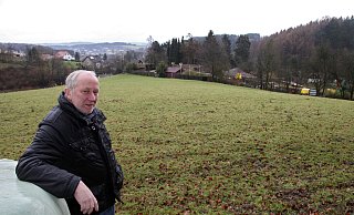 Optionen für die Zukunft: Vogelpark-Betreiber Friedrich-Wilhelm Eckstein möchte sich die Möglichkeit zur Erweiterung des im Hintergrund zu sehenden Parks durch die angrenzende Wiese in seinem Besitz offen halten. - Bernhard Preuß Optionen für die Zukunft: Vogelpark-Betreiber Friedrich-Wilhelm Eckstein möchte sich die Möglichkeit zur Erweiterung des im Hintergrund zu sehenden Parks durch die angrenzende Wiese in seinem Besitz offen halten. - Bernhard Preuß