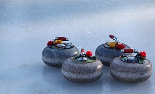 Beim "Winterzauber" am Schiedersee wird auch Curling angeboten. - Pixabay