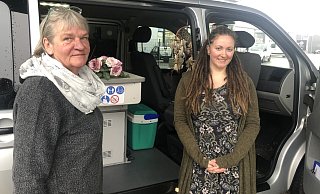 Aktuelles Beispiel eines aufsuchenden Projektes des Jobcenters Lippe in Bad Salzuflen: Susanne Kaiser (links) und Catarina Winter von der Kompetenzwerkstatt im eigens für das Projekt "Mutmacher" angeschafften Bulli. - Sven Kienscherf