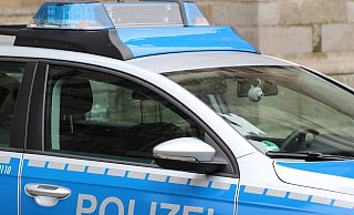 Der Fahrer konnte sich selbst aus seinem Auto befreien. Die Polizei zog seinen Führerschein ein. - Pixabay