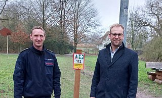 Der stellvertretende Leiter der Feuerwehr Barntrup, Ian Thomi, und Bürgermeister Borris Ortmeier an einem der neuen Rettungspunktschilder. - Freiwillige Feuerwehr Barntrup