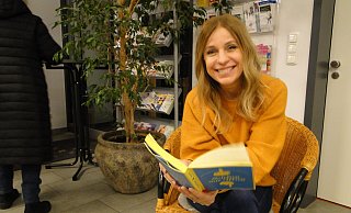 Die Autorin Tanja Mairhofer steckt mit ihrer Fröhlichkeit das Publikum bei ihren Lesungen an. - Hajo Gärtner