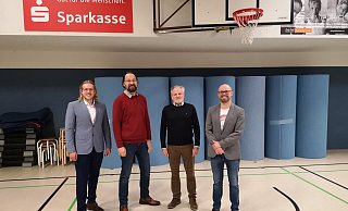 Pavlos Poursanidis (von links), Dirk Bensel und Felix Rullmann (rechts) haben auch mit n Herbert Fischer (Vorsitzender TV Lemgo) über das Gutschein-Projekt gesprochen. - SPD Lemgo