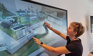 Kleine Einführung: Hier lernen die Besucher im großen Pavillon direkt am Touch-Screen, wie sie sich im Park zurechtfinden. Sie können selbst Videos und viele Bilder starten. - Marianne Schwarzer