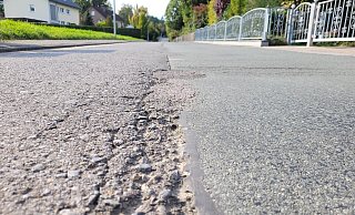 Die Eschenbredestraße ist mehrfach ausgebessert worden, die schlimmsten Schlaglöcher sind beseitigt. Im Straßenausbauprogramm steht sie in dem Teilbereich mit einer Punktzahl von 39 - es gibt andernorts Straßen in deutlich schlechterem Zustand. - Astrid Sewing
