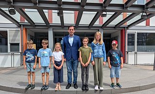 Bürgermeister Torben Blome posiert (Mitte) mit dem "Kinderrat Lügde": (von links) Jakob, Elias, Nele, Jolin, Finja, Mattis. - Stadt Lügde Bürgermeister Torben Blome posiert (Mitte) mit dem "Kinderrat Lügde": (von links) Jakob, Elias, Nele, Jolin, Finja, Mattis. - Stadt Lügde