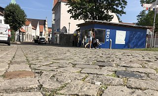Selten hat Lemgo so sehr debattiert wie hier. Das Rumpelpflaster vom Langenbrücker Tor ist in die Mühlen der Politik geraten ... und kommt dort offensichtlich nicht mehr heraus. - Till Brand