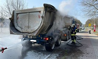 Da qualmen die Reifen: Beherzt haben Mitarbeiter des städtischen Bauhofes Schlimmeres verhindert. - Feuerwehr Blomberg