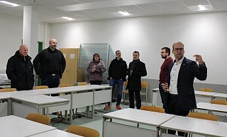 Bürgermeister Borris Ortmeier (rechts) führt die Ausschussmitglieder durch den zweiten Bauabschnitt. - Nico Düllmann