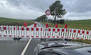 Hier geht es nicht mehr weiter: Hinter der Lother Höhe, aus Richtung Lippe gesehen, ist die L827 voll gesperrt - und das wird auch noch einige Zeit so bleiben. - Silke Buhrmester