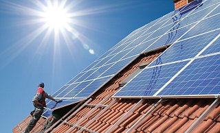 Photovoltaik wird derzeit stark nachgefragt. Im Umweltausschuss gab es dennoch kein Votum dafür, ein städtisches Förderprogramm für Lage aufzulegen. Der Verwaltungsaufwand ist bei kleinen Fördersummen zu hoch. - © fotolia/Simon Kraus