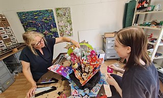 Künstlerin Gaby Prasse und ihre Praktikantin Cindy Mischnick gestalten anlässlich des Nelkenfestes einen ganz besonderen Stuhl. Upcycling heißt das Zauberwort, denn die Komponenten bestehen allesamt aus Müll. - Marianne Schwarzer