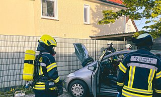 Die Feuerwehr k&uuml;mmerte sich um die qualmende Batterie in einem Mercedes. - Marco Schweiger/Feuerwehr Detmold