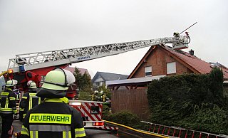 Beim Brand eines Wohnhauses in der Schererstraße in Lemgo wird eine Bewohnerin durch Rauchgas verletzt. - Jens Rademacher
