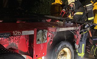 Nach einem Reifenplatzer brannte es an einem Schwertransporter auf der Autobahn 2. Die Freiwillige Feuerwehr Bad Salzuflen hat den Brand schnell unter Kontrolle gehabt. Foto: Feuerwehr Bad Salzuflen - Feuerwehr Bad Salzuflen