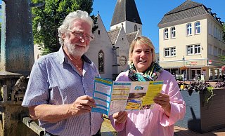 Helmut Behnisch und Martina Hannen sind politisch nicht immer einer Meinung, aber die Liberale und der Grüne ziehen bei Fairtrade seit Jahren an einem Strang - und verstehen sich glänzend. - Astrid Sewing