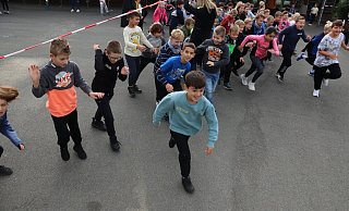 Die Mädchen und Jungen sowie Lehrerinnen und Lehrer der Grundschule Asemissen haben einen Sponsorenlauf organisiert, um Geld für ein neues Klettergerüst auf dem Schulhof zu sammeln. Hier startet die Klasse 3b zu ihrem Lauf. Foto: Birgit Guhlke - Birgit Guhlke